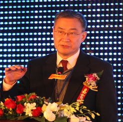 芝加哥大學經濟學博士 美國三一學院經濟系終身教授 文貫中