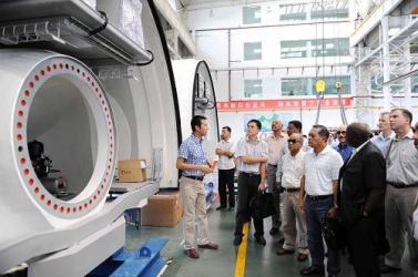 8月11日，外國駐華使團參觀金風科技公司生產車間。新華社記者 沙達提 攝