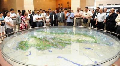 8月11日，講解員在向外國駐華使團代表介紹新疆基本情況。新華社記者 沙達提 攝