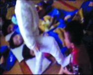 女童腳踹同班男生。林鴻 翻拍