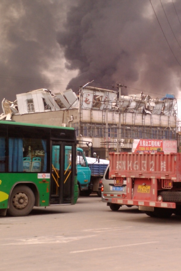 爆炸共有五處這樣的濃煙，屋頂上的自建簡易房已經坍塌。