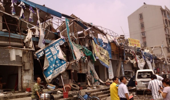 爆炸現場對面坍塌的簡易棚房