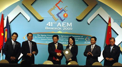 8月15日，在泰國曼谷，中國商務部長陳德銘（左三）與泰國商業部長蓬提瓦·那甲賽在簽字后握手。新華社記者 史先振 攝