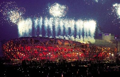 騰空的禮花在鳥巢上空釋放