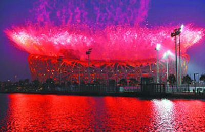 鳥巢與空中的禮花交相輝映