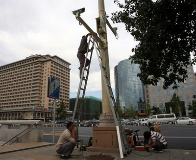 為確保國慶期間首都的安全，長安街沿線上加裝了百余個攝像頭監視器。
